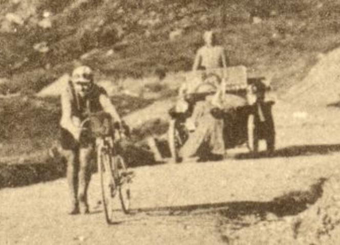 Montée du Tourmalet, par le cycliste Octave Lapize, en 1910 lors du 8ème Tour de France.