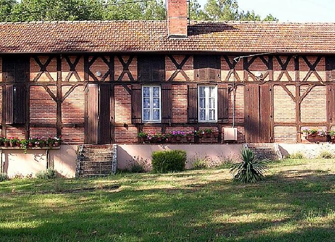 Maison landaise typique à Pontenx-les-Forges