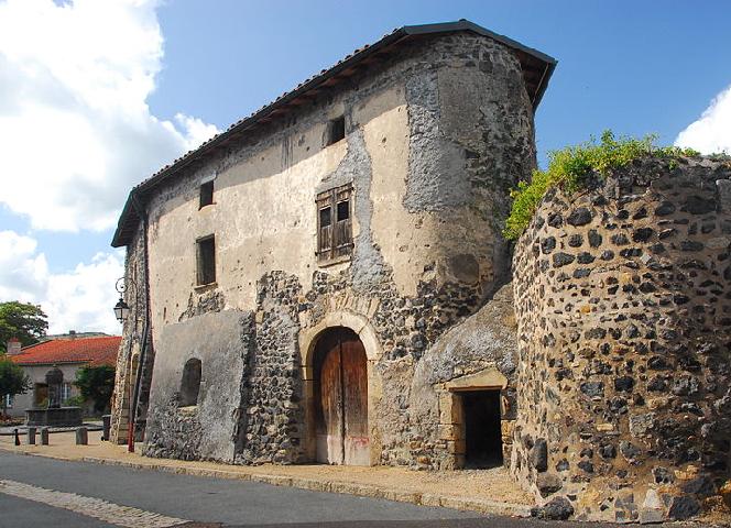 Vestiges de fortifications, et la place de l’Ormeau