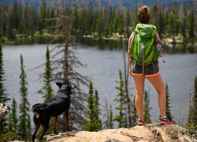 Femme et son chien en rando