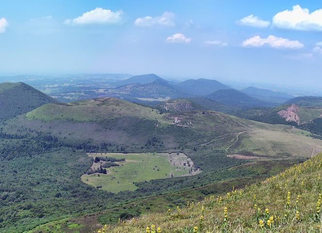 Panorama du sommet du Puy de Dôme allant du Puy de Come (à gauche), jusqu'au Puy de Pariou