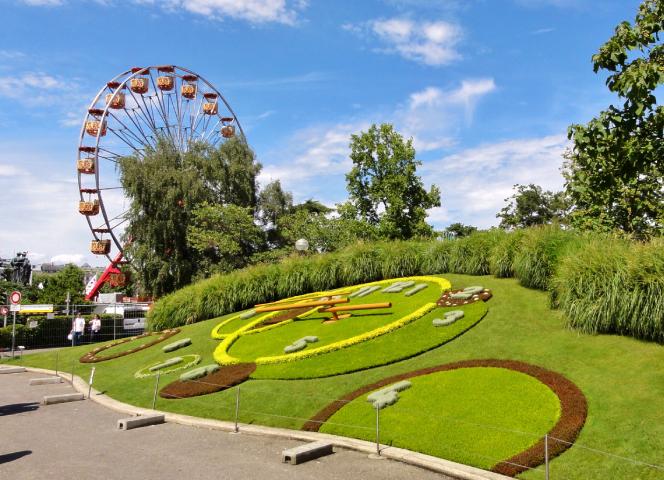 L’horloge fleurie, dans le jardin anglais, et son aiguille des secondes imposante (la plus grande au Monde).