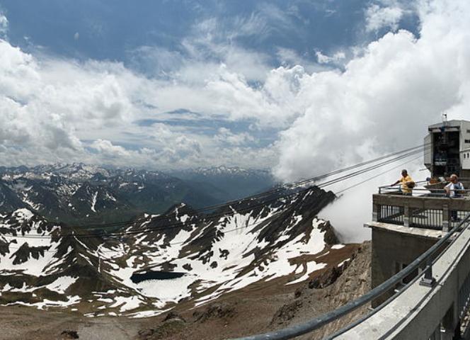 Vue panoramique vers le sud depuis l'observatoire du pic du Midi de Bigorre