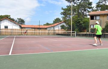 Courts de tennis du village vacances Cévéo