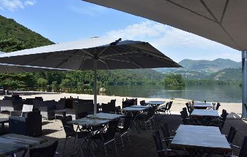 terrasse restaurant lac Chambon Cévéo