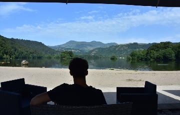 vue restaurant lac Chambon Cévéo