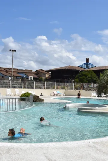 Piscine du village vacances Cévéo