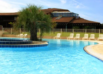 Piscine du village vacances Cévéo
