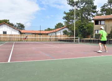 Courts de tennis du village vacances Cévéo